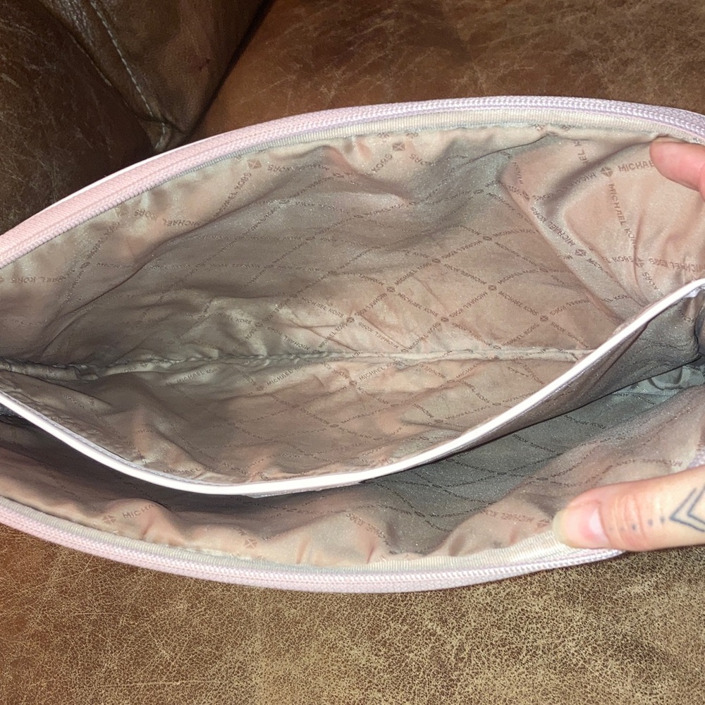 Michael Kors Blush and Cream Laptop Case - Picture 3 of 9
